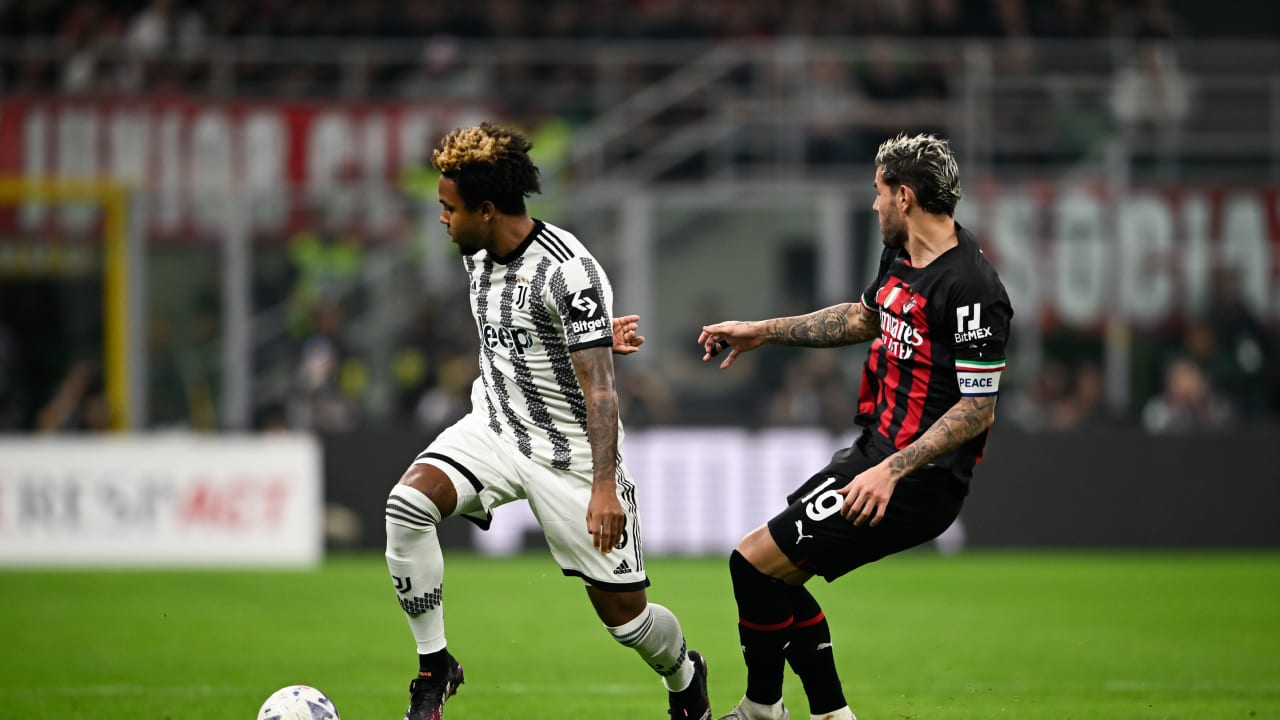 McKennie e Theo Hernandez a duello durante la sfida della stagione 2022/2023