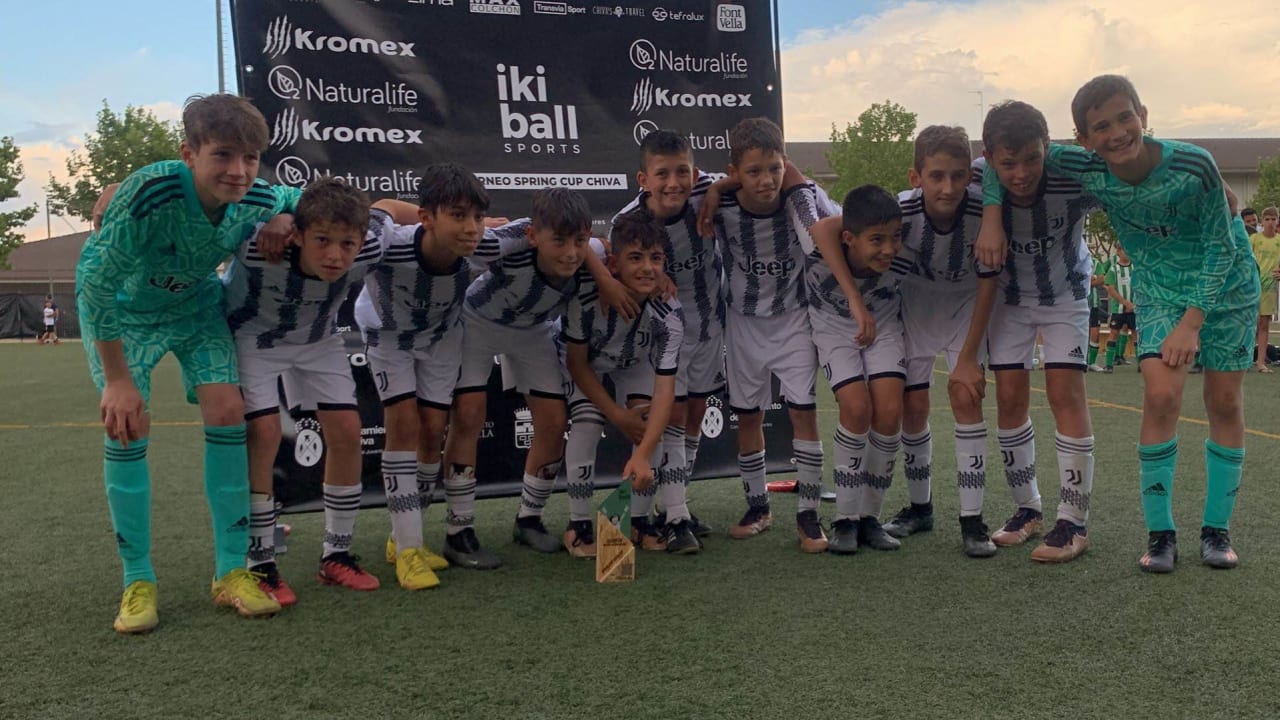 L'esultanza dell'Under 12 di Mister Niello dopo il torneo vinto a Chiva