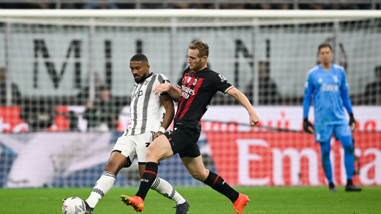 Bremer a contrasto con Pobega in Milan-Juventus dell'8 ottobre 2022