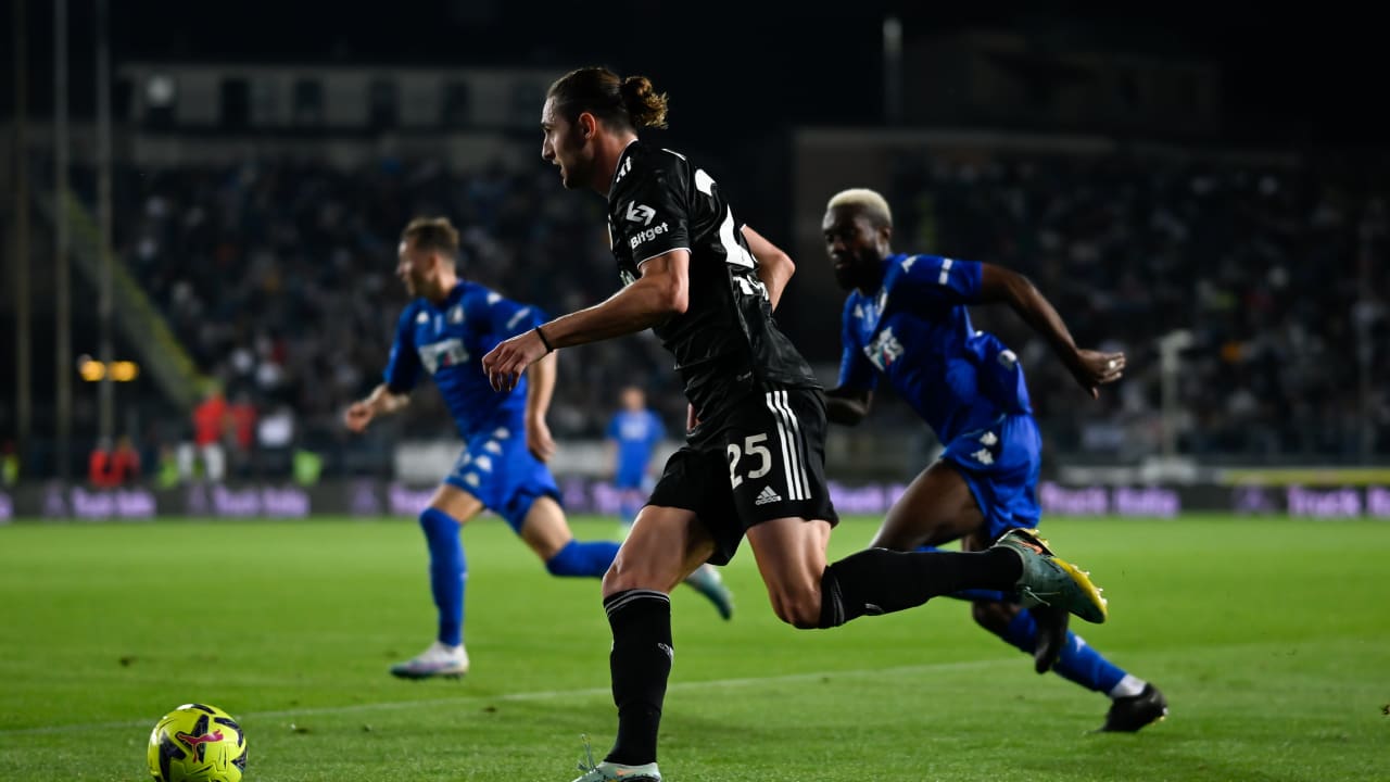 Adrien Rabiot in azione durante Empoli-Juventus