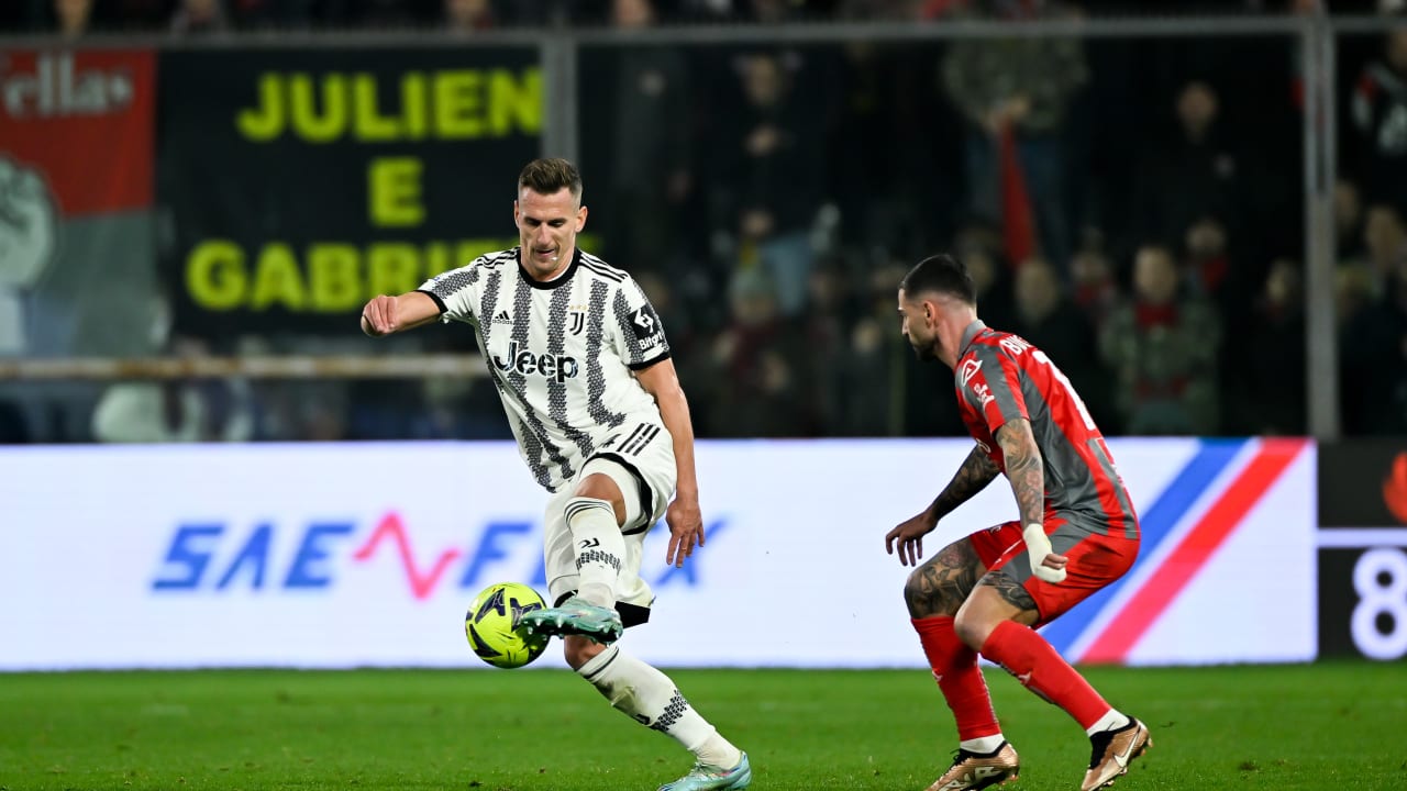 Arkadiusz Milik e Cristian Buonaiuto in azione durante Cremonese-Juventus