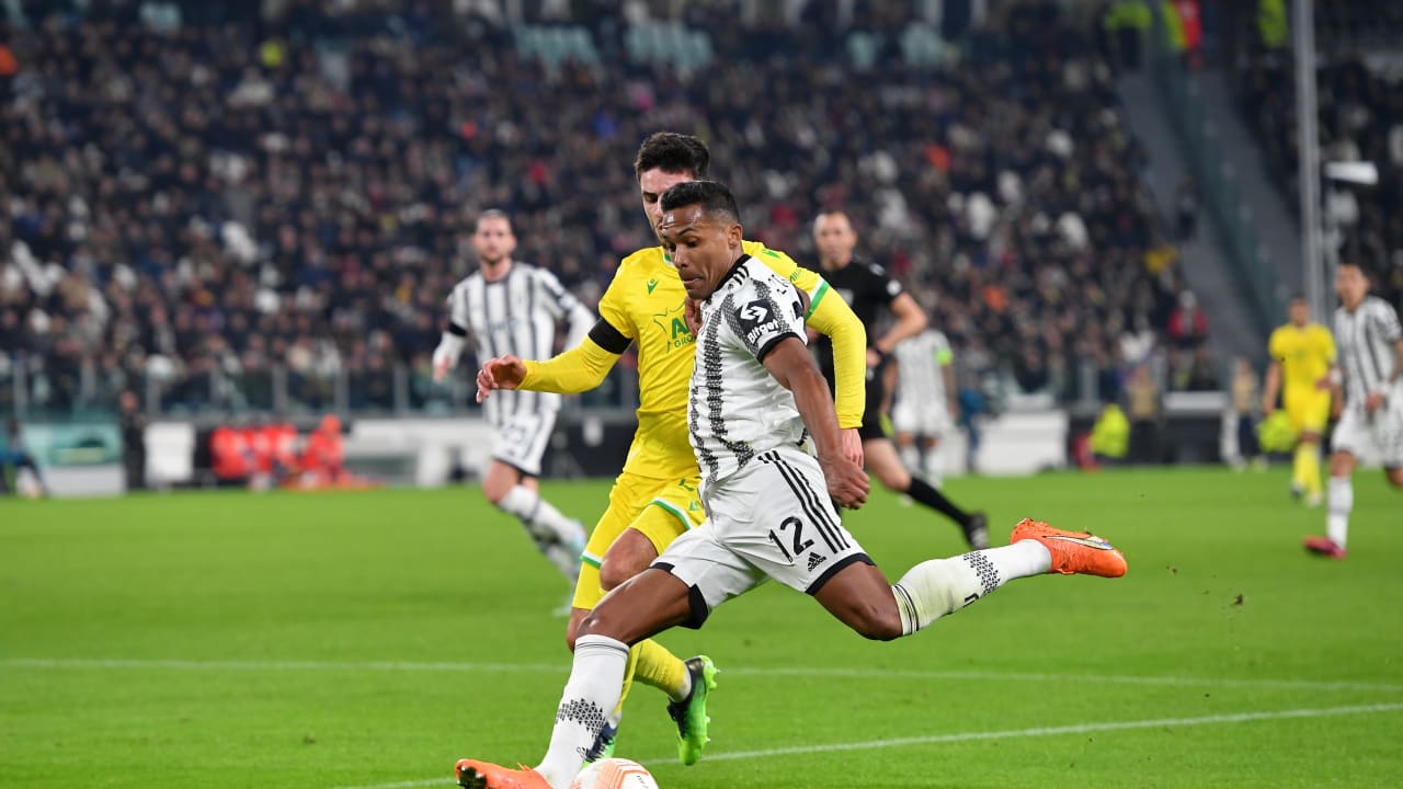 Alex Sandro in azione contro il Nantes