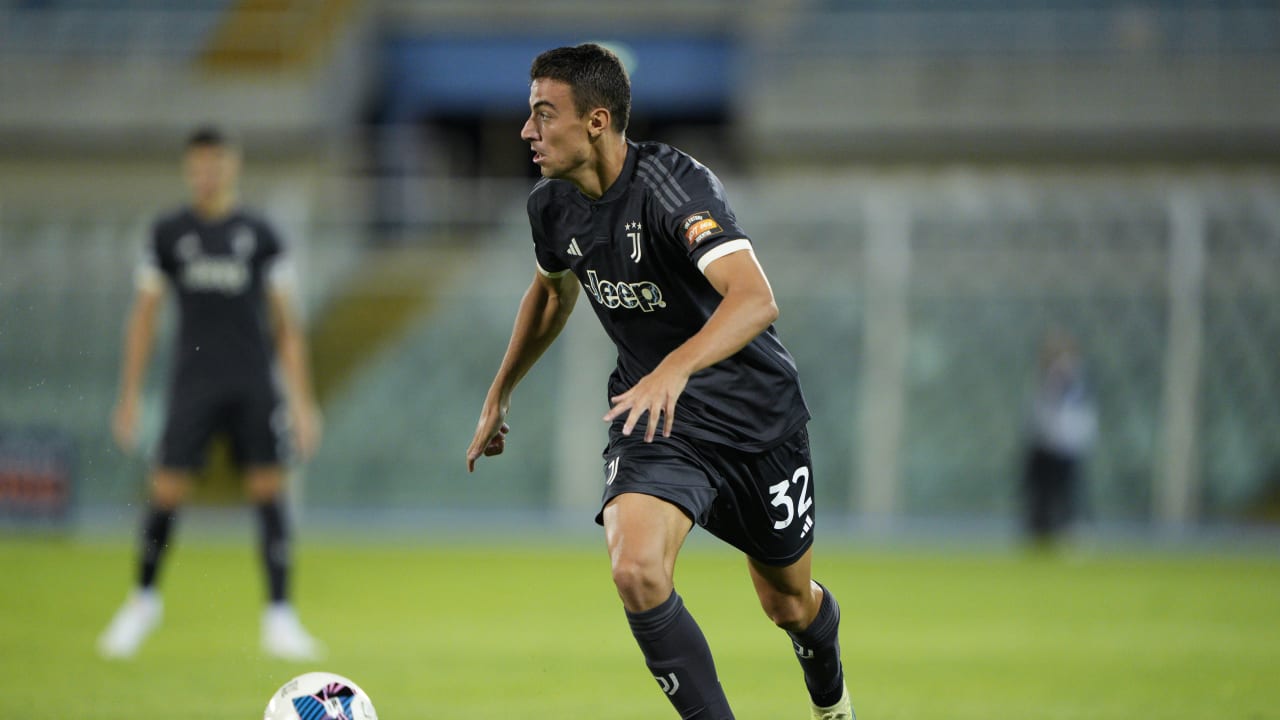 Riccardo Turicchia in campo durante Pescara-Juventus Next Gen