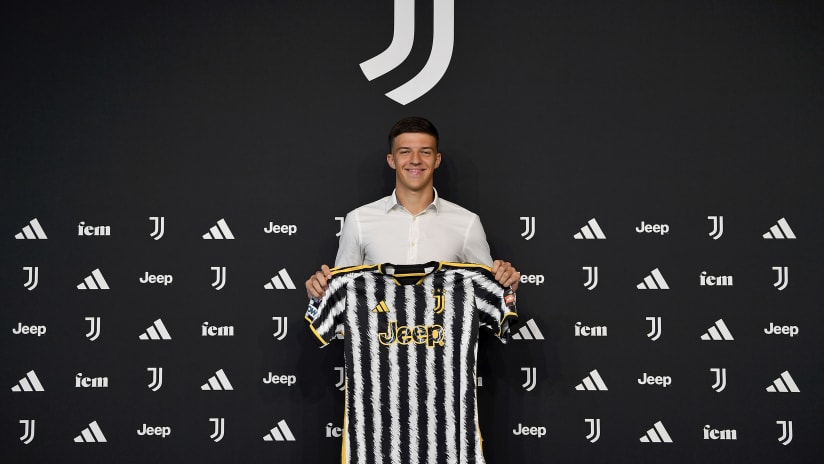 Tarik Muharemovic con la maglia della Juventus Next Gen
