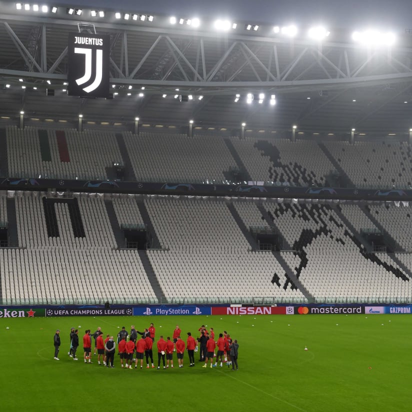 Lokomotiv on the field of Allianz Stadium