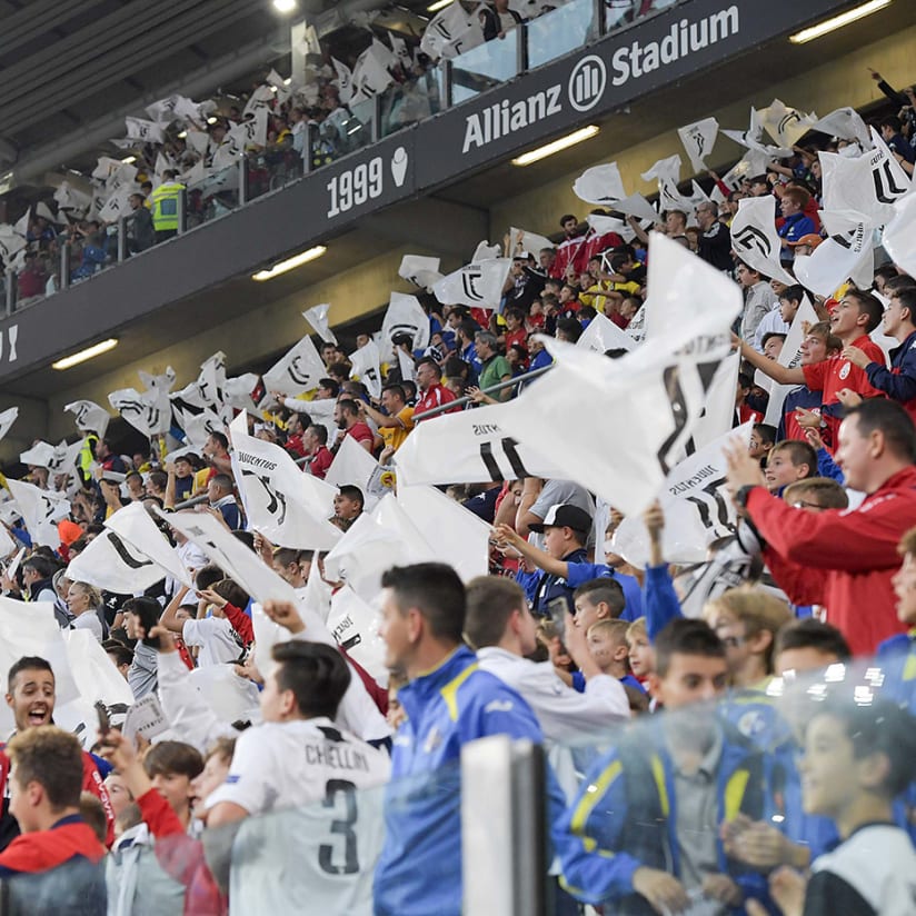 "Gioca con me... tifa con me" colours Allianz Stadium