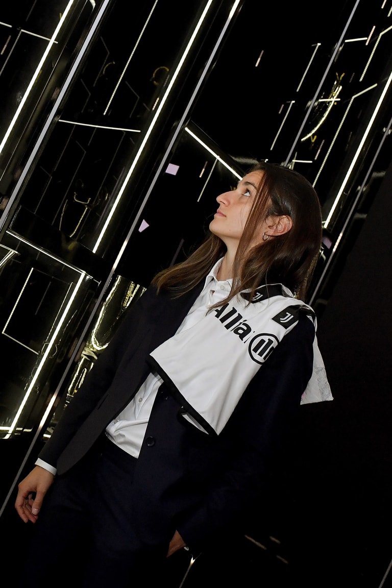 Lenzini delivers her 100th-appearance shirt to the Juventus Museum