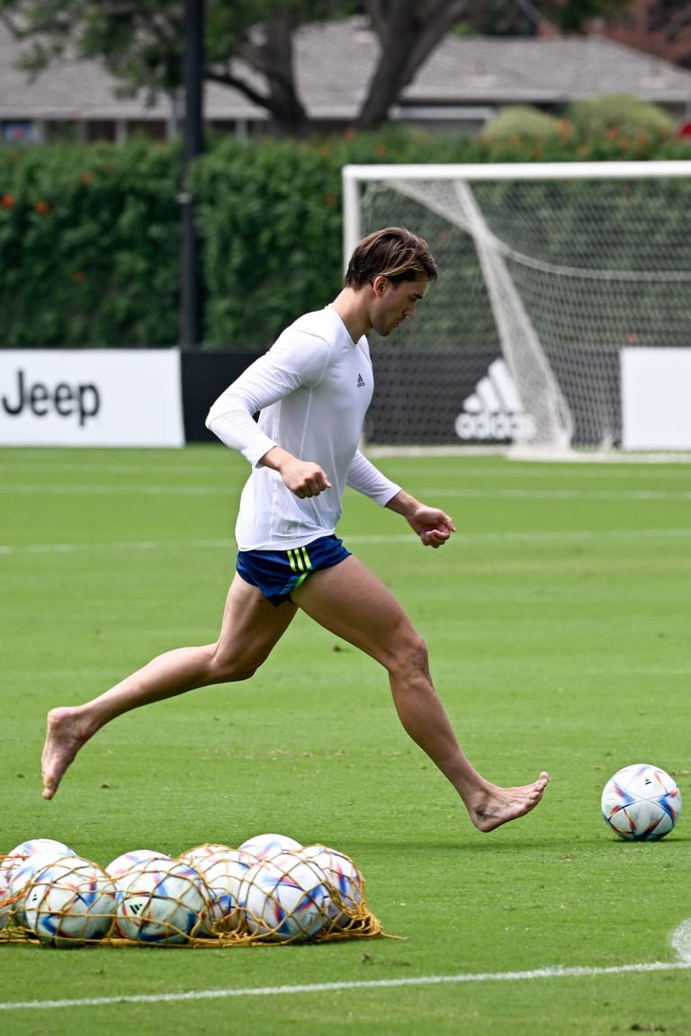 Crossbar Challenge | Allegri vs McKennie vs Vlahovic